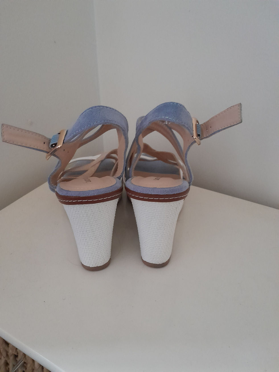 Miniature : Arrière de sandales bleues et blanches avec sangles beiges sur un fond neutre.