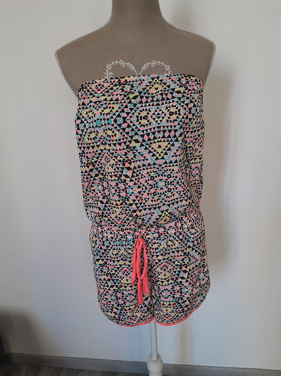 Combinaison sans manches colorée avec motifs géométriques et cordon de serrage. Seconde Main.