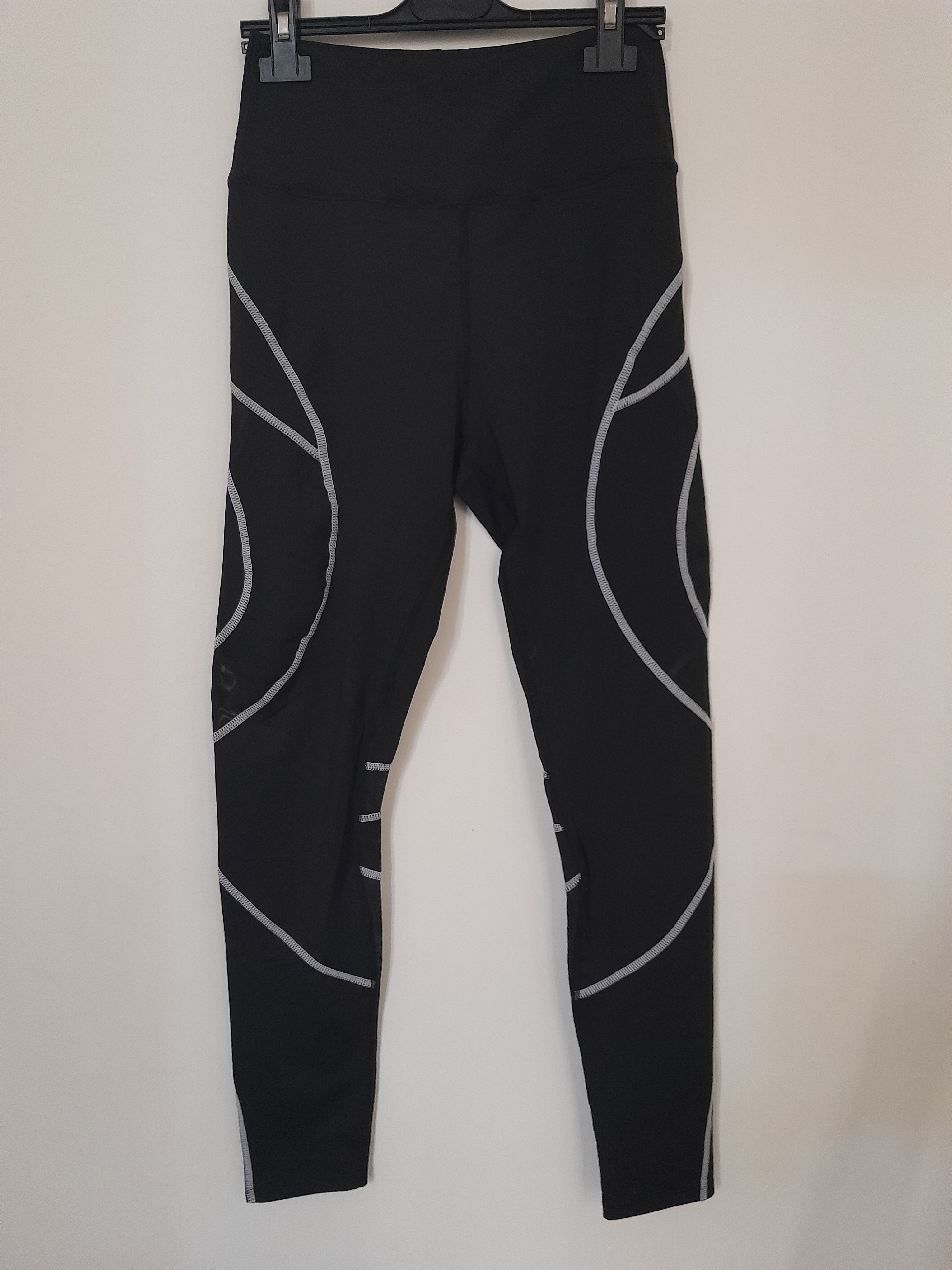 Legging de sport noir à coutures blanches, prêt à l'emploi. Seconde main.