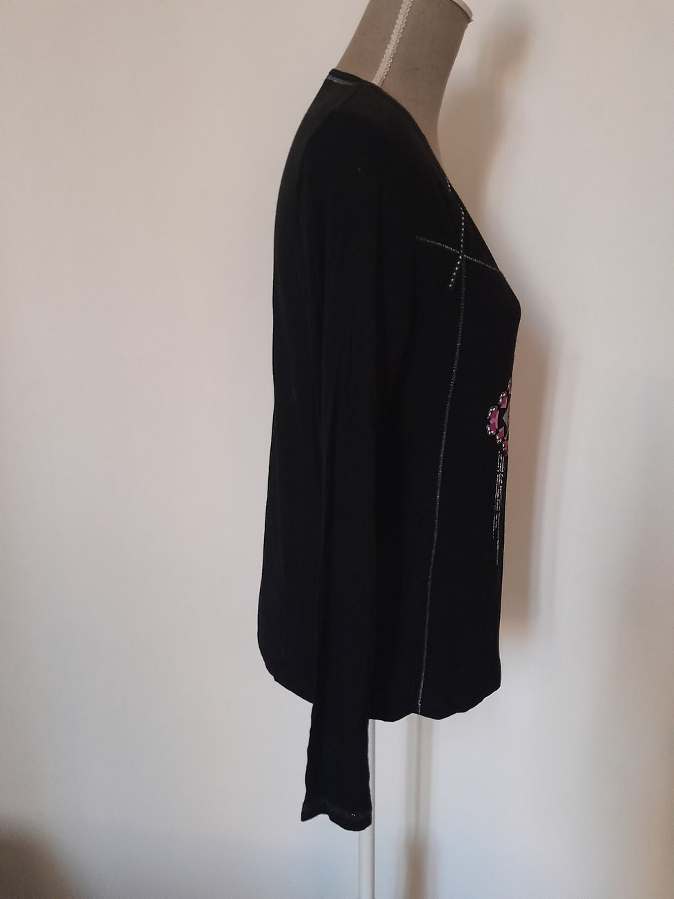 Miniature : Vêtement noir floral brodé, manches longues, porté. Idéal pour une soirée, Seconde main.