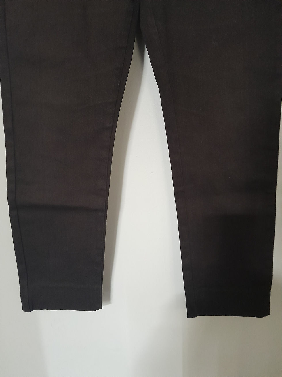 Miniature : Pantalon marron, bas, sur un fond blanc pour la mode et le style.