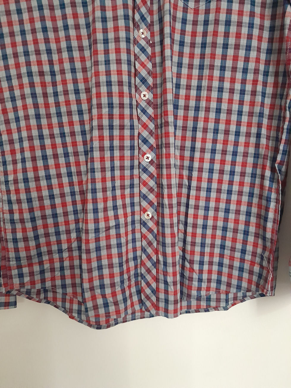 Miniature : Chemise à carreaux rouges, bleus et blancs, boutons blancs, portée décontractée, seconde main.