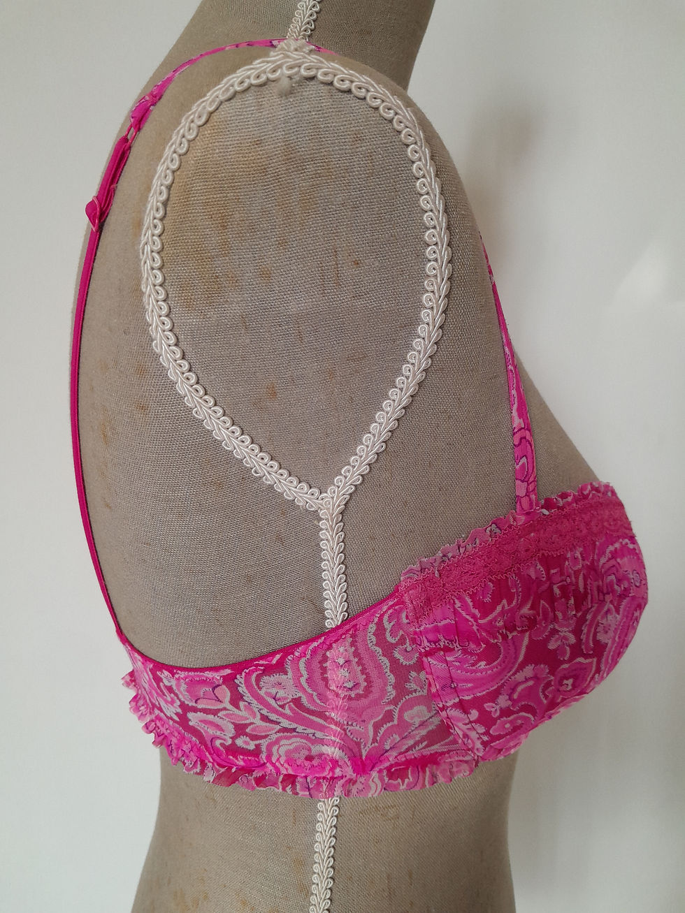 Miniature : Soutien-gorge rose vif avec détails en dentelle, exposé sur le mannequin Seconde Main