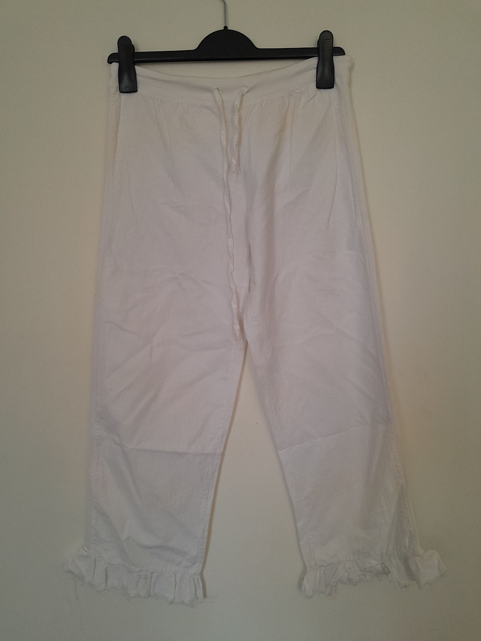 Pantalons blancs sont affichés contre le mur, Pantalon, prêt pour l'expédition.