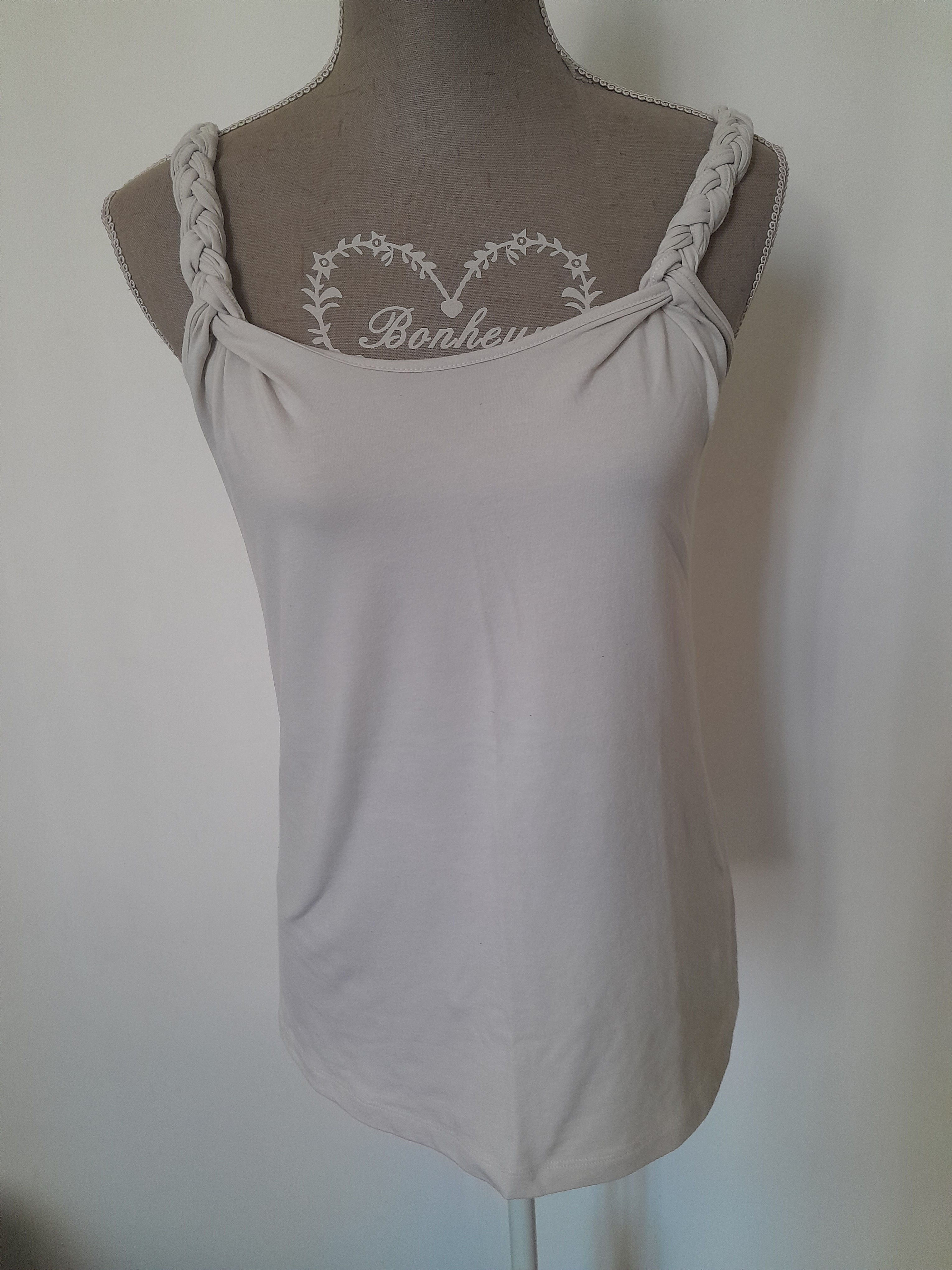 Haut beige sur mannequin, bretelles tressées, inscription 'Benker', Seconde Main.