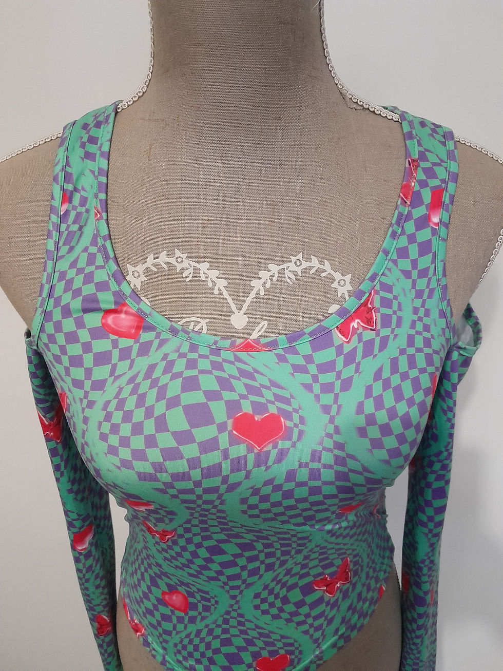 Miniature : Haut vert à carreaux avec coeurs rouges. Robe avec le motif à carreaux et coeurs.