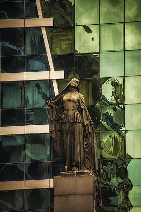 statue of a liberated woman