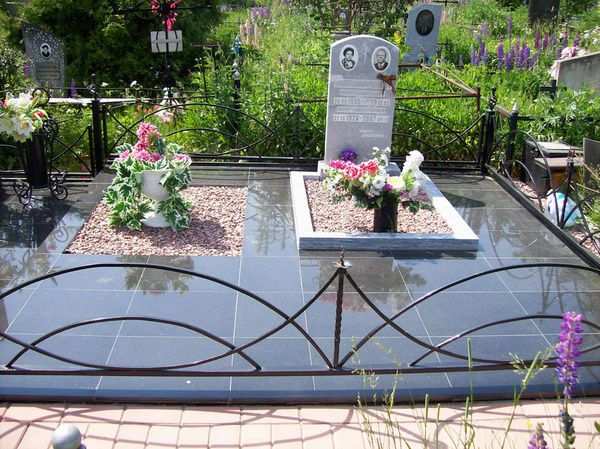 Укладка плитки на могилах 16