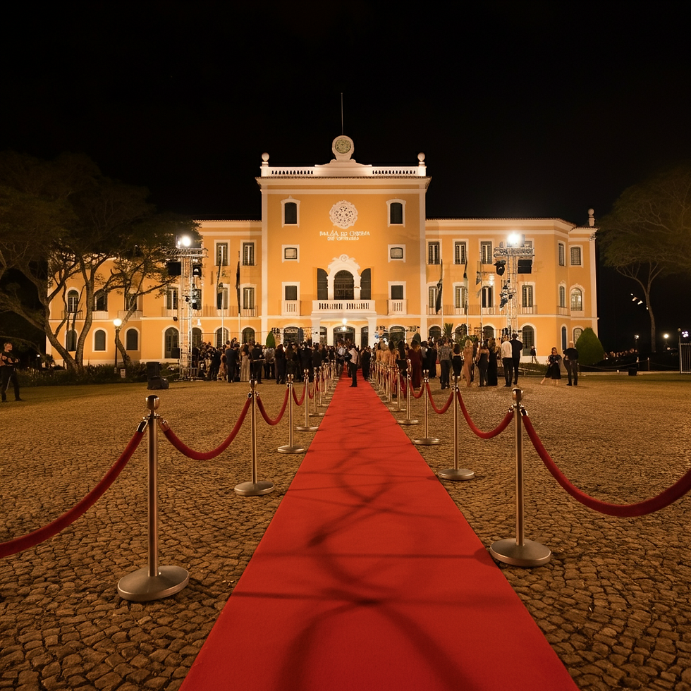 O tapete vermelho do famoso Festival de Cinema de Gramado estendido em frente ao Palácio dos Festivais iluminado à noite, recebendo convidados elegantes e cineastas em uma atmosfera de glamour e celebração da cultura cinematográfica na Serra Gaúcha.