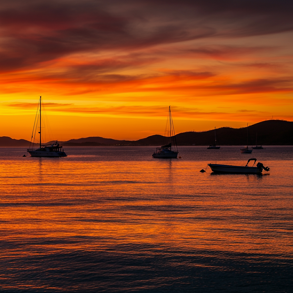 Pôr do sol em Florianópolis, apresentando um céu em vibrantes tons alaranjados que refletem nas águas do mar, com silhuetas de barcos ancorados ao fundo, criando uma cena pitoresca e serena que destaca a beleza natural dos finais de tarde em Florianópolis.