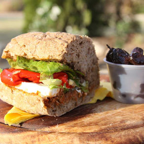 כריך טופו ממרח עגבניות, פלפל קלוי וחסה