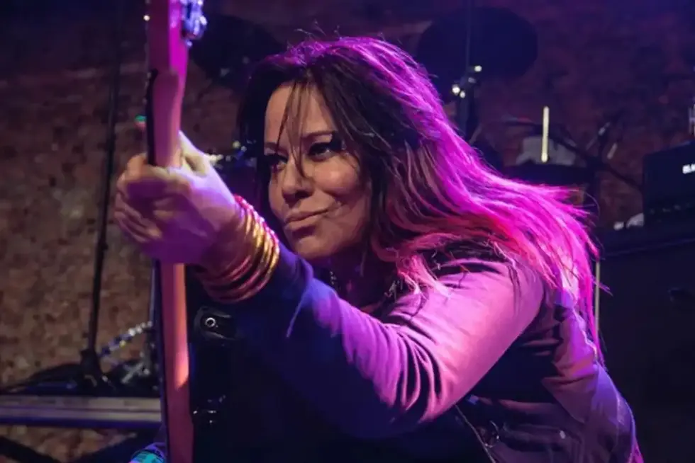 L7-bassiste Jennifer Finch op 59-jarige leeftijd overleden!