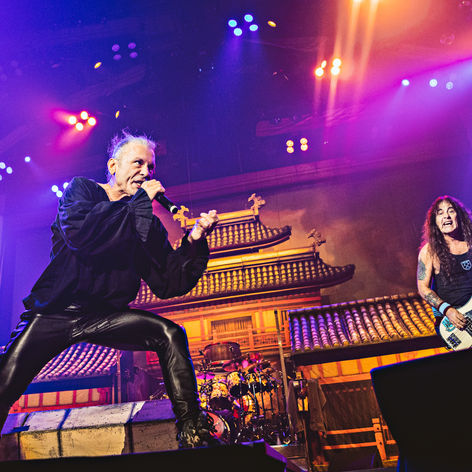 Iron Maiden is geen fan van smartphones tijdens hun optredens! + video