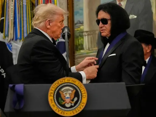 KISS geëerd met Kennedy Center Honors door President Donald Trump in het Witte Huis! + video