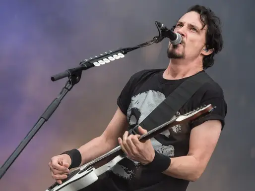 Gojira's vocalist / gitarist moet het gitaarwerk even overlaten aan een vervanger! + video
