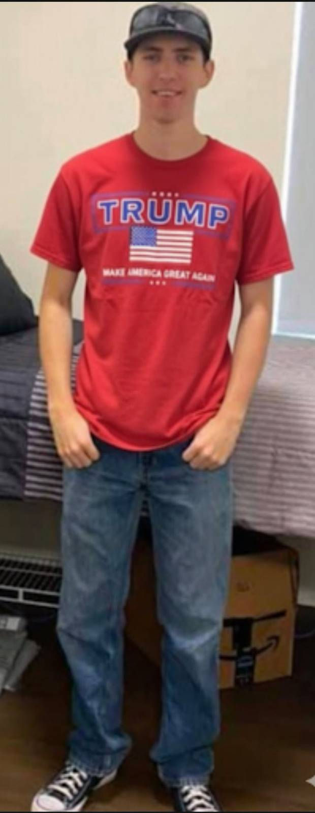Suspeito Tyler Robinson com camisa da campanha de Trump e slogan MAGA