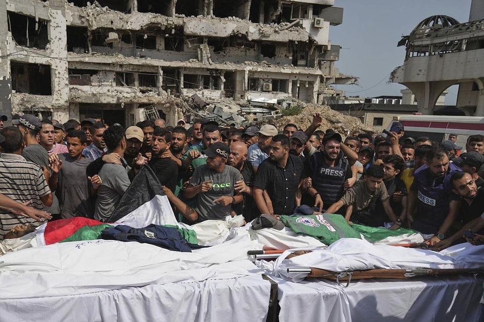 Palestinos lamentam sobre corpos de jornalistas assassinados. Foto: Jehad Alshrafi/AP.