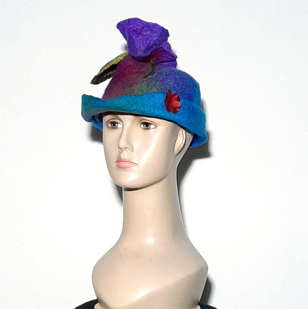 Miniatura: Sombrero dama estilo  cloche con tocado. 