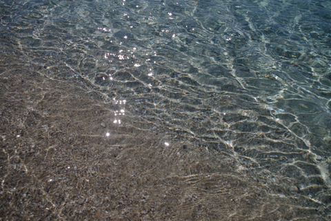 Eau claire et peu profonde sur du sable sur la plage d'Aigueblle au Lavandou
