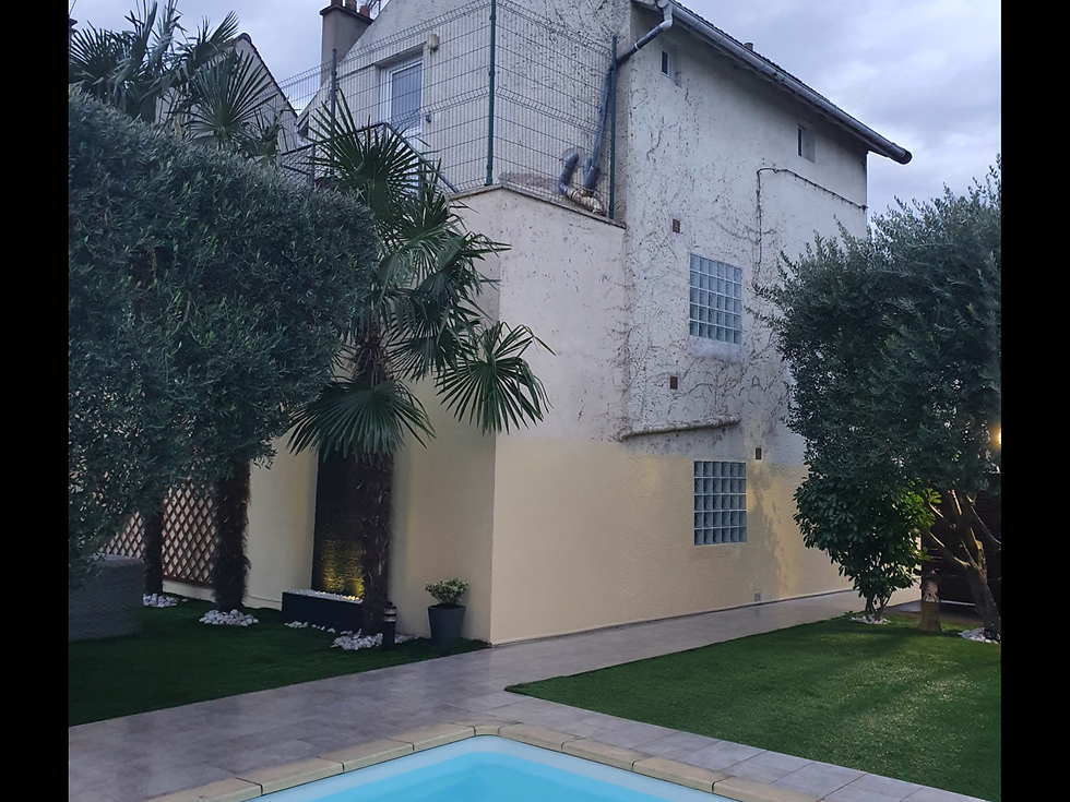 Jardin avec piscine et maison en arrière-plan, belles dalles vegetales. Murs végétales photo avant après.
Création sur mesure