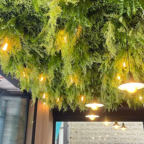 Plafond végétal avec lumières suspendues. Restaurants Verdedalle. Décoration intérieure et ambiance.
Création de dalle végétal pour murs intérieurs.