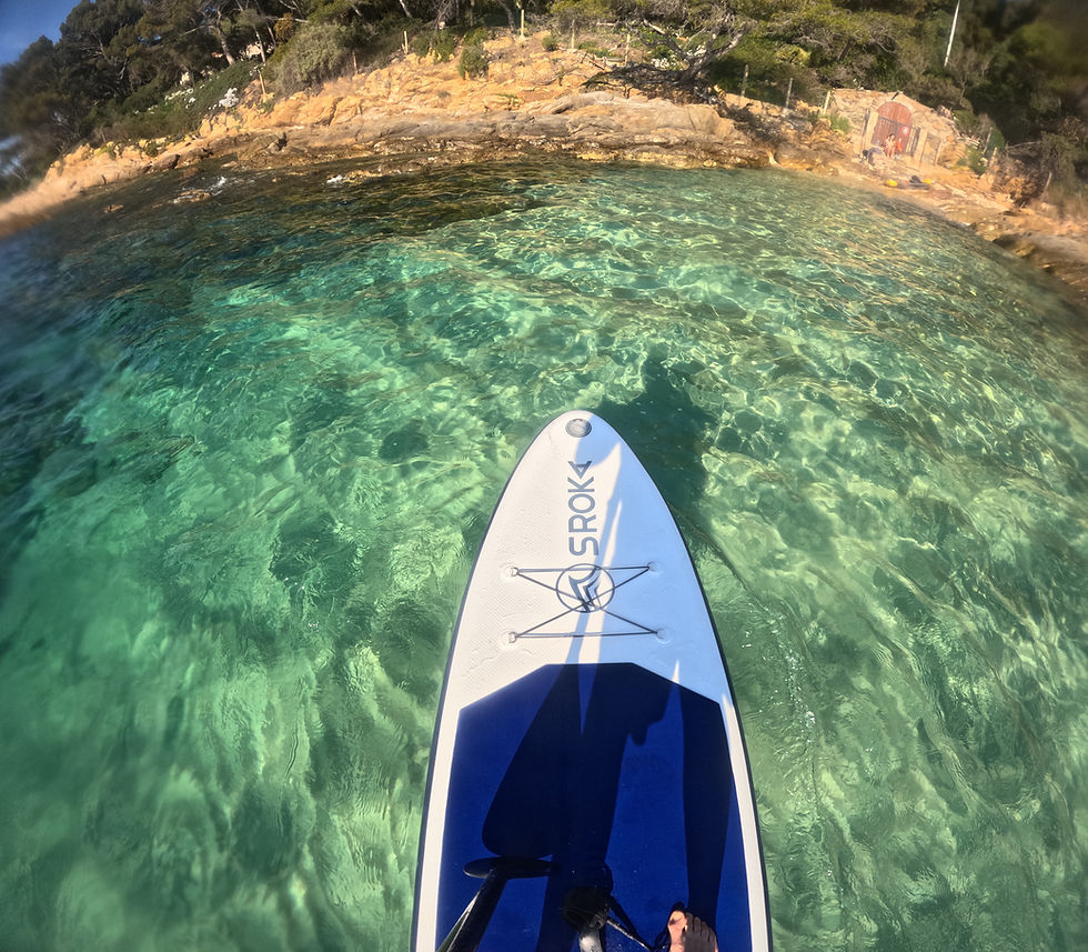 Planche à pagaie 'SROKA' flottant sur l'eau turquoise, sur la plage de Cavalière au Lavandou, location de paddle au lavandou