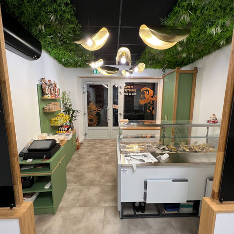 Intérieur de magasin, verdure artificielle au plafond, présentoir, porte vitrée Création de dalle végétal pour murs intérieurs et extérieurs. 