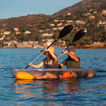 Couple pagayant dans un kayak transparent sur l'eau à Cavalière au Lavandou