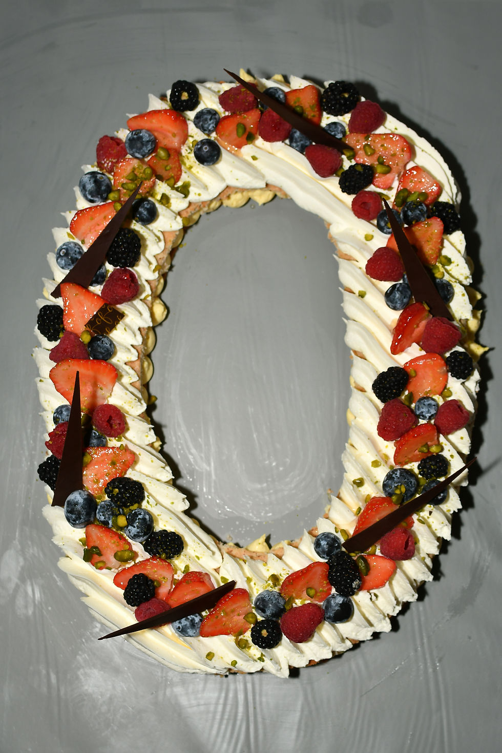 Gâteau en forme de zéro, décoré de fruits rouges Numer cake