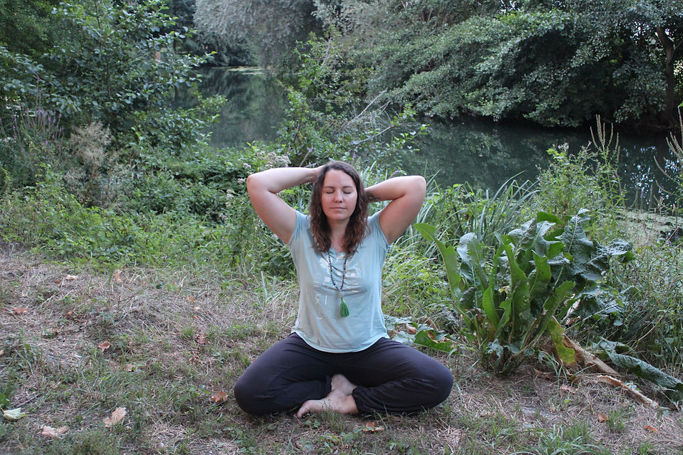 femme en pose du lotus dans la nature
