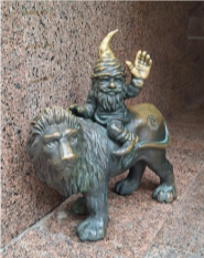 Бронзовый гном на льве — символ вроцлавских легенд,