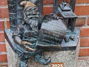 Вроцлавский гном у кирпичной стены: визуальный образ авторского алфавита и подведения итогов года.