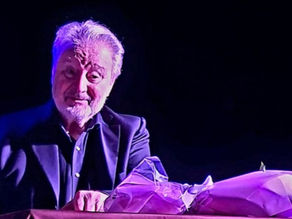  Вениамин Смехов читает стихи на сцене