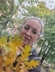 Инна Гендель с веткой жёлтых дубовых листьев