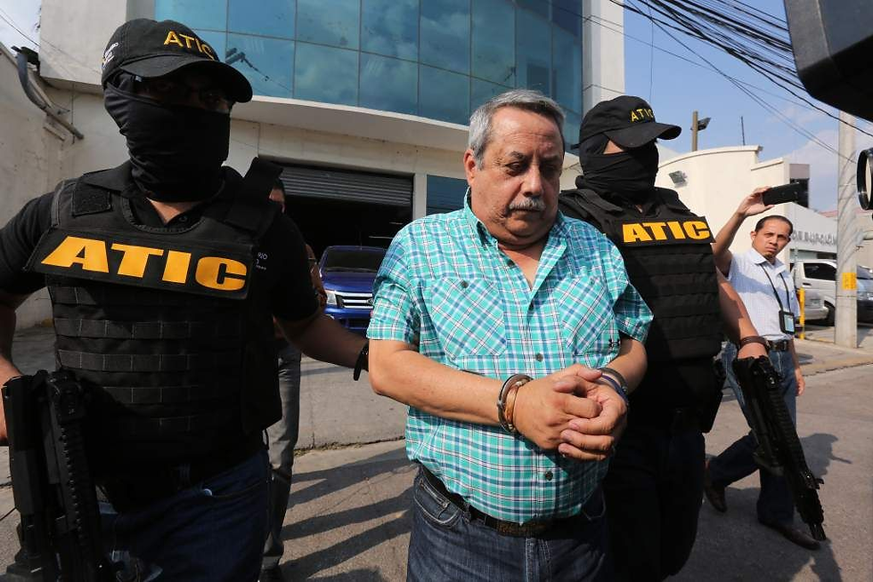 Oficiales de la Agencia Técnica de Investigación Criminal (ATIC) llevan a Mario Antonio Rojas Rodríguez por lavado de activos en el caso del IHSS. Fuente: Ministerio Público
