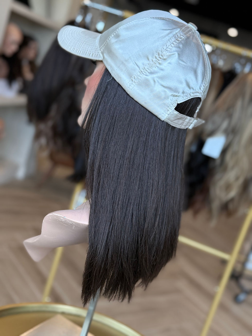 Thumbnail: Dana 19” Hat Wig (S)