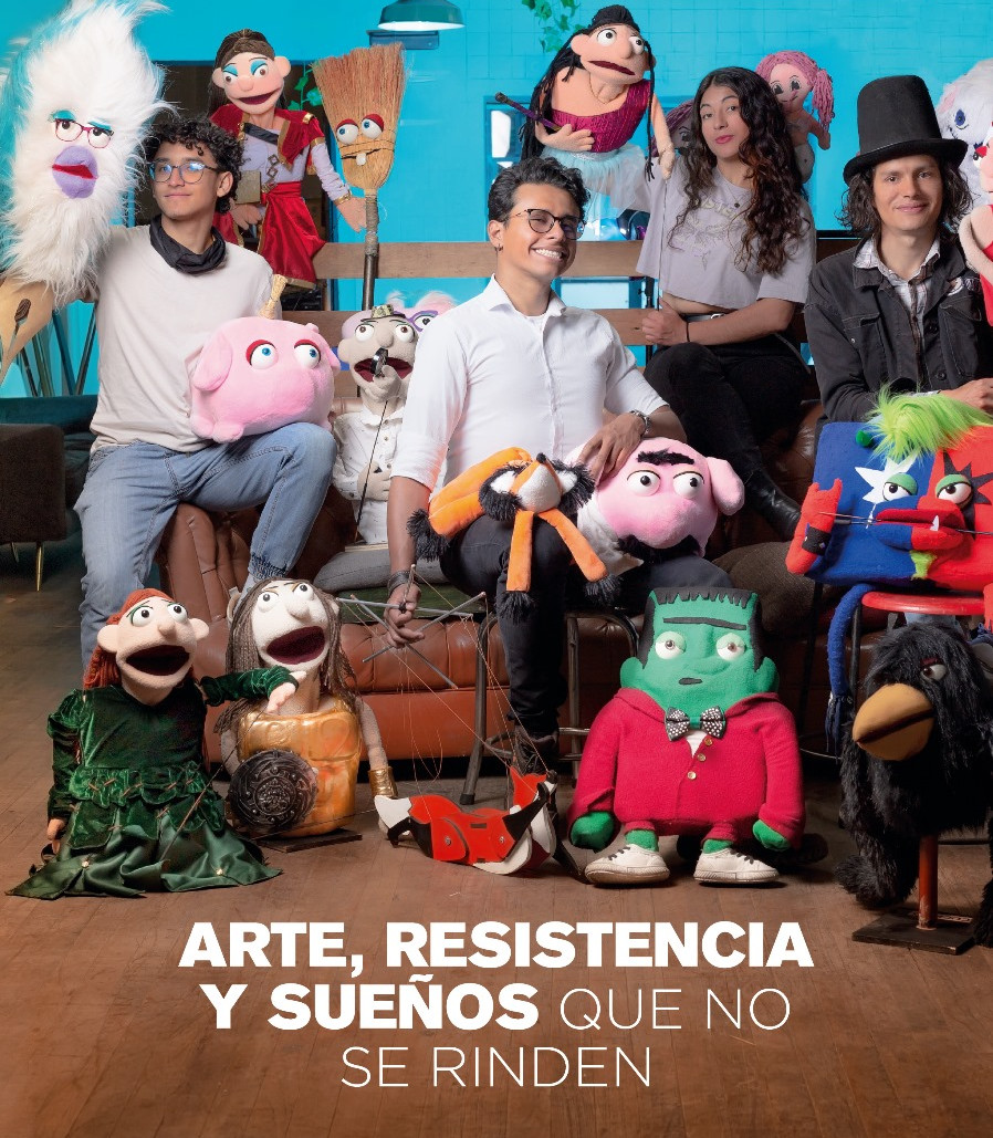 Integrantes del Grupo Artístico El Bucle sosteniendo títeres artesanales junto al texto "Arte, resistencia y sueños que no se rinden".