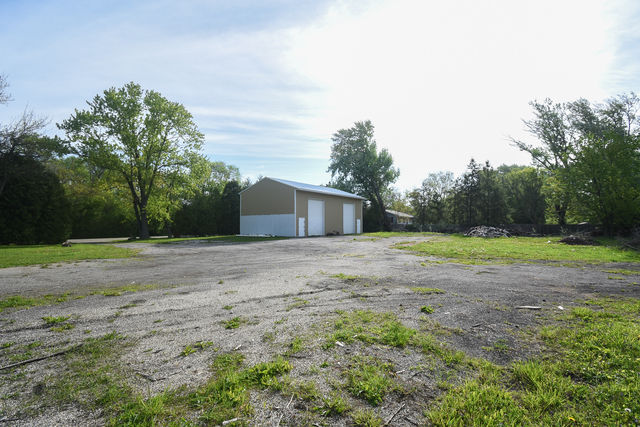 Pole barn large gravel parking area, and open yard