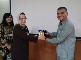 Penyerahan Cinderamata Kepada Pertamina Marketing Operation Region III (MOR)