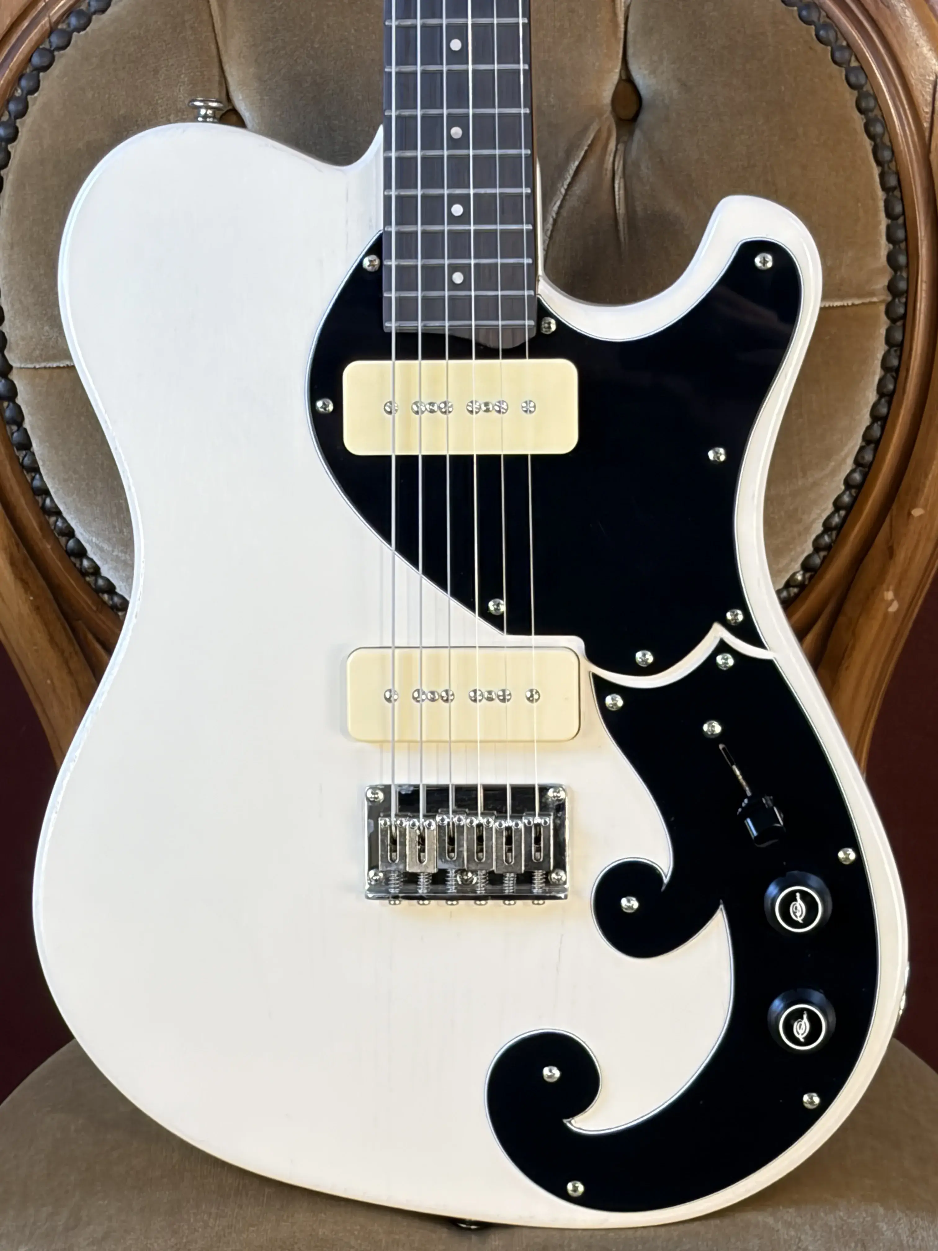 Pickups, black pickguard and bridge on a Solace Southern Deluxe electric guitar in Colonial White
