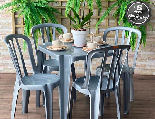 Mesas e Cadeiras na cor cinza