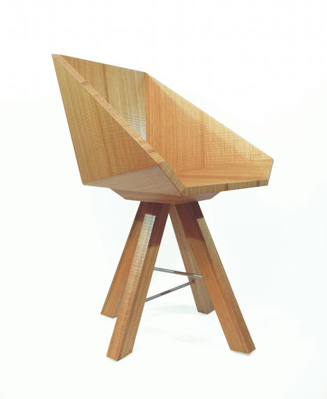 Silla de madera con diseño geométrico y respaldo inclinado.