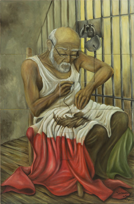 Un anciano cose en una habitación con poca luz.