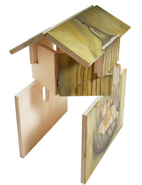 Piezas de madera tipo rompecabezas que forman la estructura de una pequeña casa.