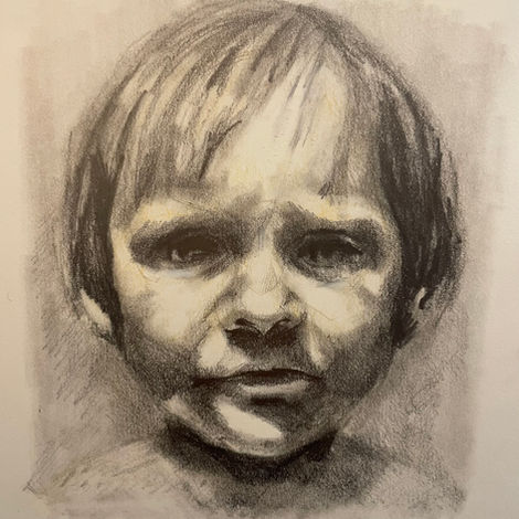 Boceto a carboncillo del rostro de un niño, con expresión neutra.