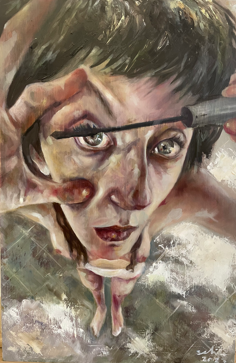 Persona aplicándose rímel con expresión intensa, vista de cerca.