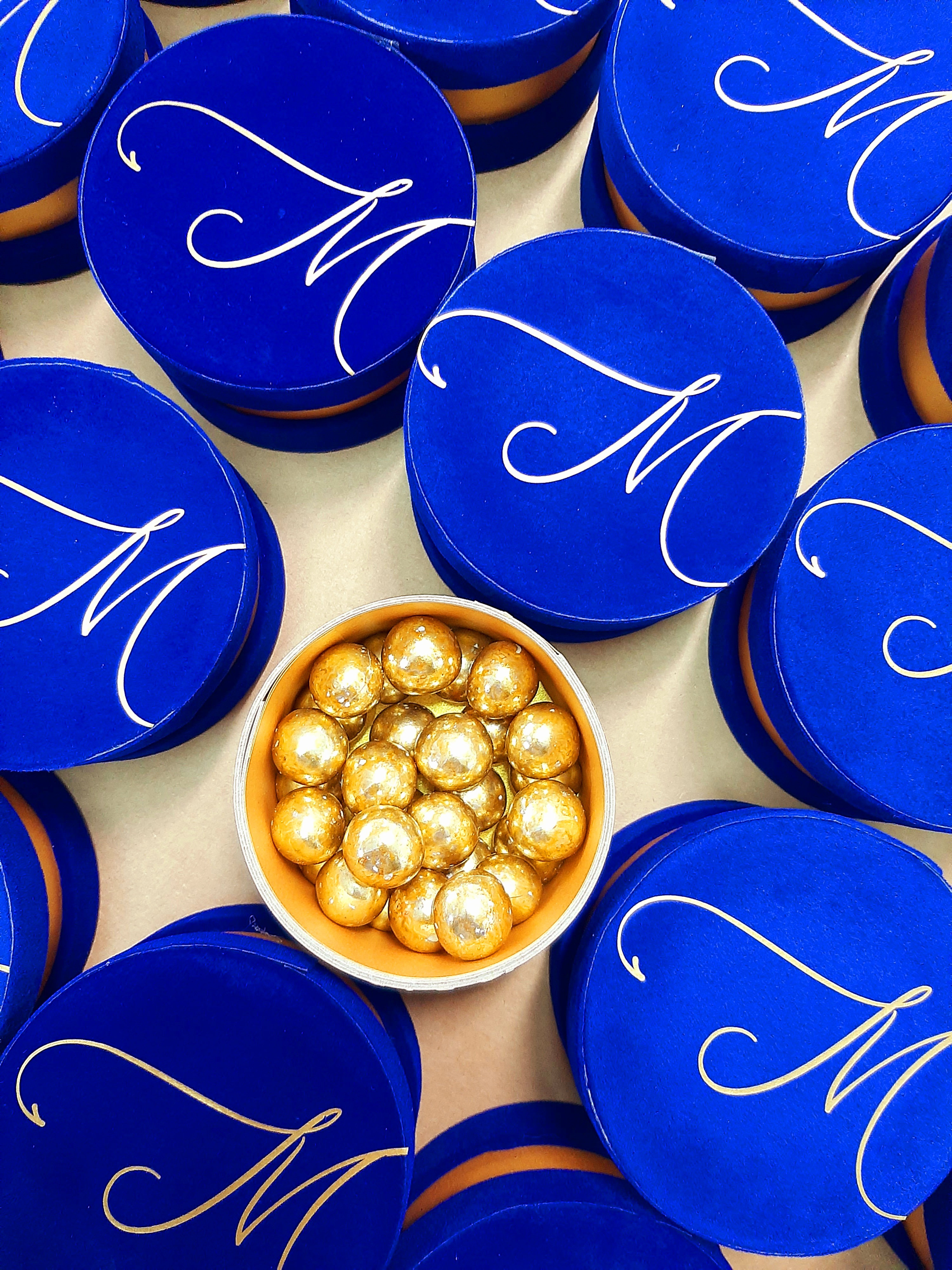 Cappelliera in velluto blu e carta oro | attisanografia
