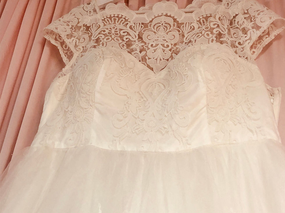 Thumbnail: Vintage Knee-Length Wedding Dress