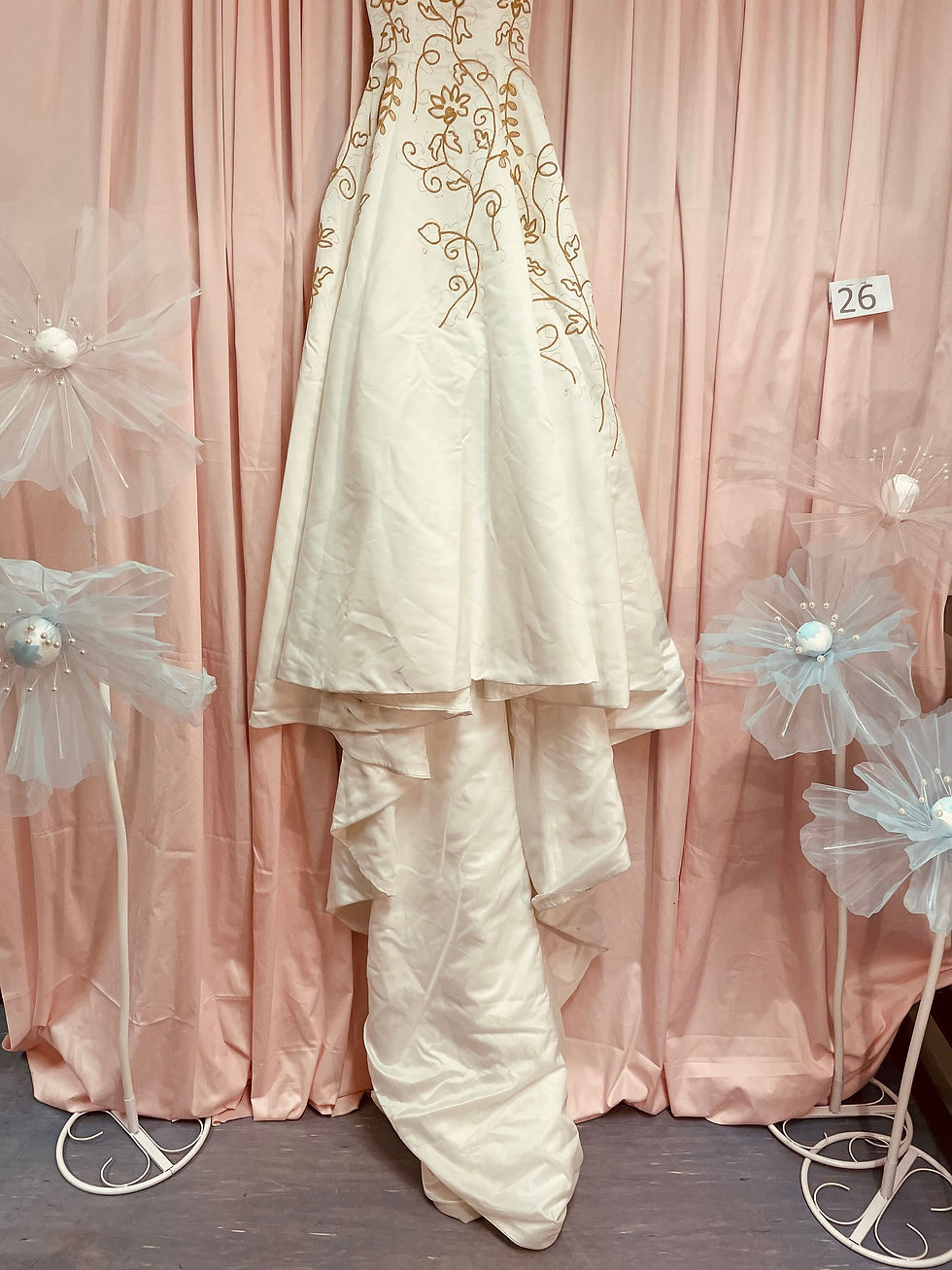 Thumbnail: Vintage Chic White Tube Wedding Dress