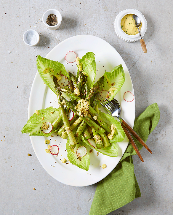 Smørstekt-asparges-med-hjertebladsalat-og-brunet-smør-saus-med-gressløk-og-jalapeno.png